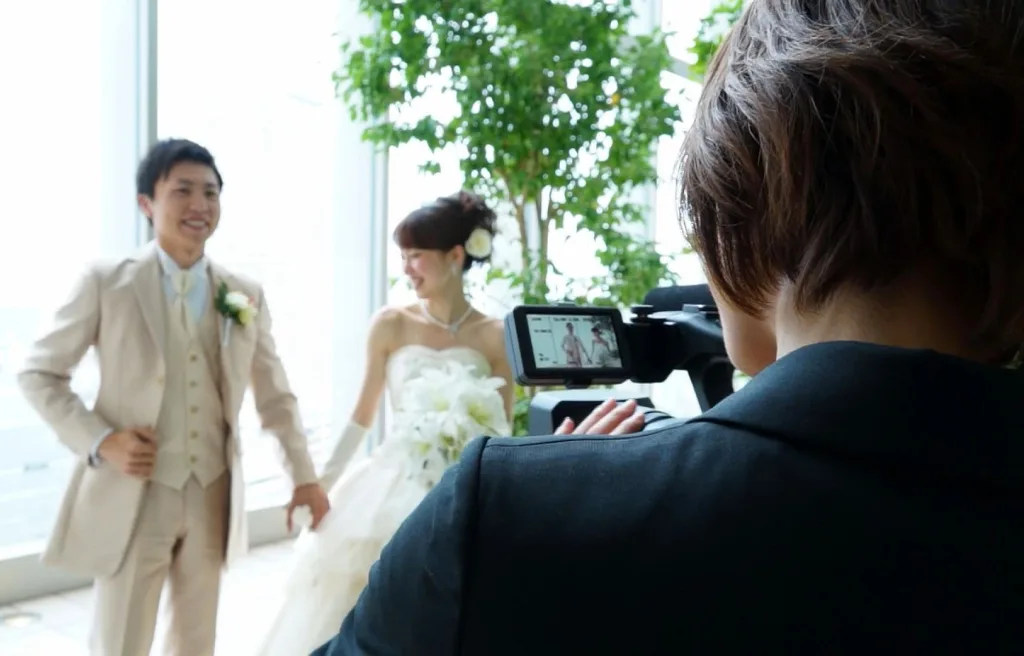 結婚式の映像撮影をするカメラマン